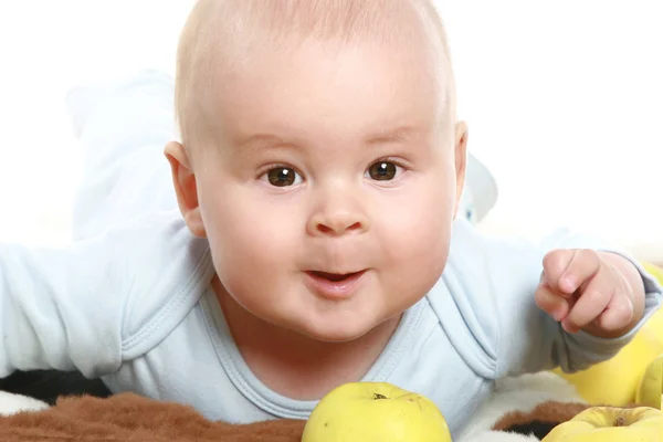 Hermoso niño en manzanas — Foto de Stock