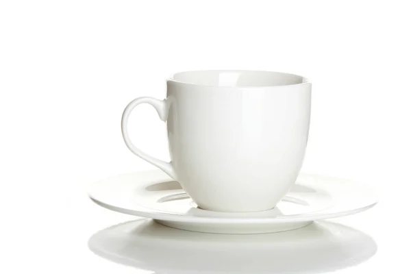 Tasse mit Untertasse auf weißem Hintergrund — Stockfoto