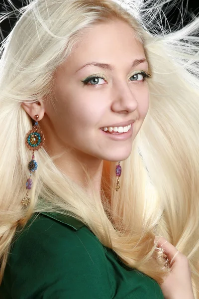 Όμορφη γυναίκα με μακριά ξανθά μαλλιά — Φωτογραφία Αρχείου