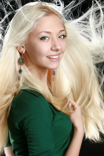 Giovane donna con lunghi capelli biondi — Foto Stock