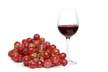 Beyaz arka planda şarap ve üzüm