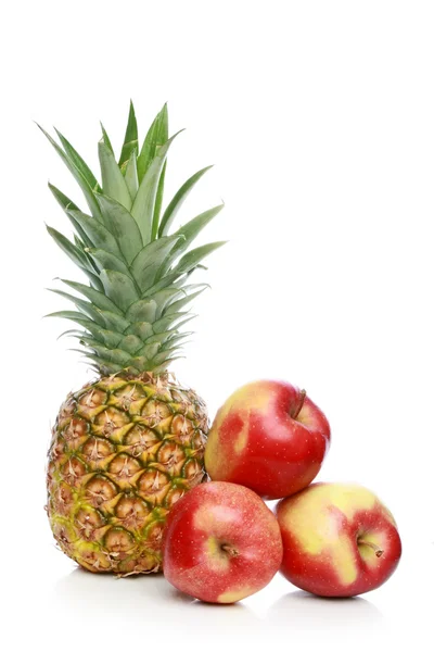 Ananas und Äpfel — Stockfoto