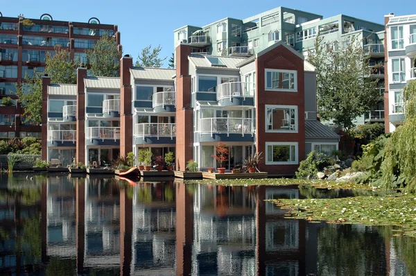 Condominium Pond — Stock Photo, Image