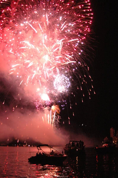 Fuochi d'artificio dall'acqua — Foto Stock