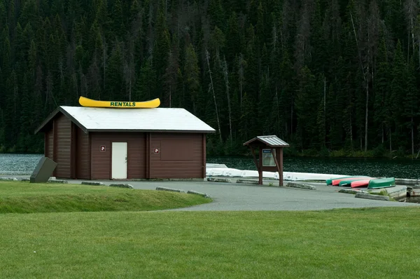 Barracão de aluguel de canoa em um lago — Fotografia de Stock