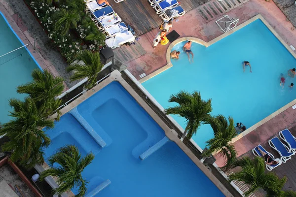 Schwimmbad im Ferienort Acapulco — Stockfoto