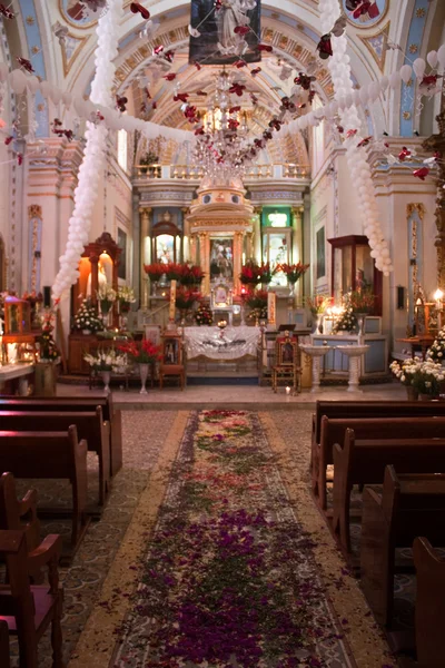 Церковь в маленьком городке в Мексике — стоковое фото