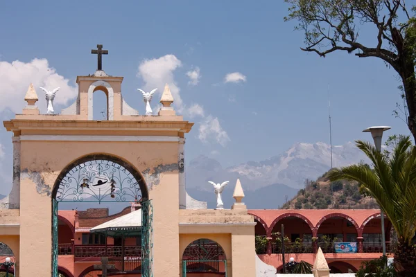 Eglise dans une petite ville au Mexique — Photo