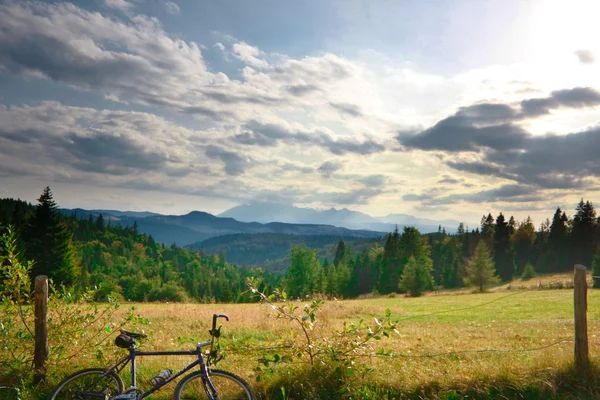 Ciclismo de montaña en las montañas polacas — Foto de Stock