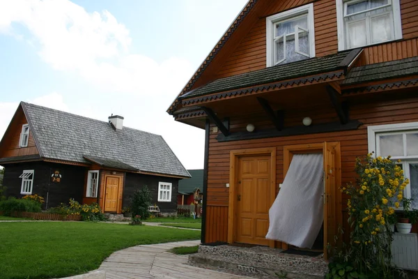 폴란드에 있는 오래 된 나무 저택 — 스톡 사진