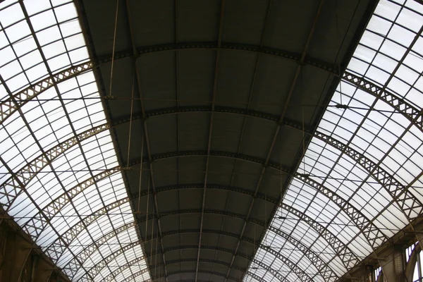 Крыша Каннского железнодорожного вокзала — стоковое фото