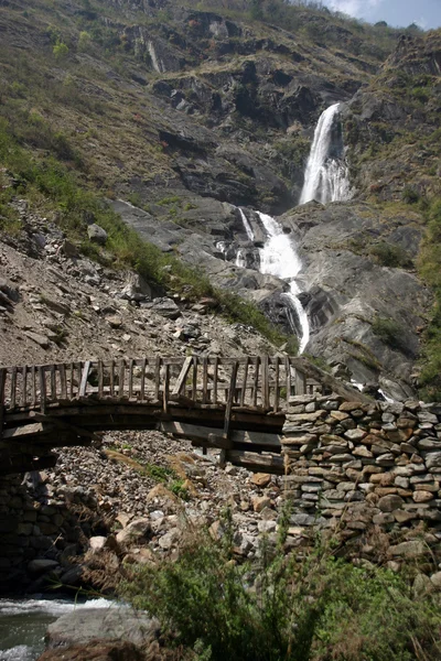 Vattenfall annapurna vandring i himalaya — Stockfoto