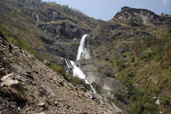 Annapurna wędrówki w rzece himalaya — Zdjęcie stockowe