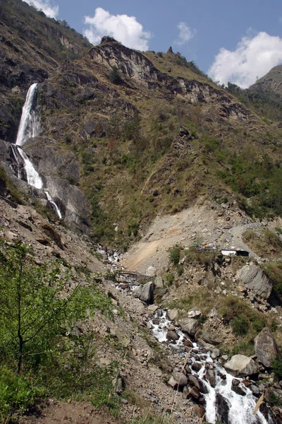 Annapurna trek v Himálaji vodopád — Stock fotografie