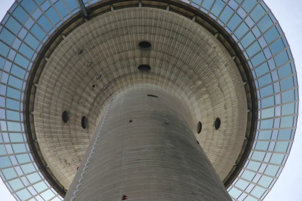 Dusseldorf moderne toren het platform — Stockfoto