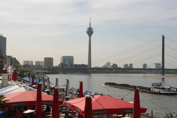 Nad rzeką miasta Düsseldorf — Zdjęcie stockowe