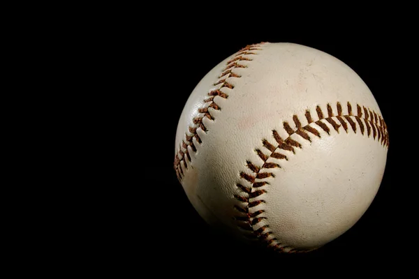 Beyzbol topu siyah arka plan üzerine — Stok fotoğraf