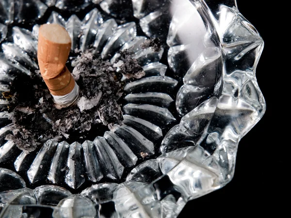 Cigarrillo en cenicero Imágenes De Stock Sin Royalties Gratis