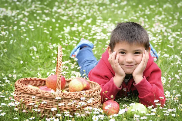 Ragazzo con le mele — Foto Stock
