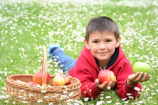 Играть с яблоками — стоковое фото