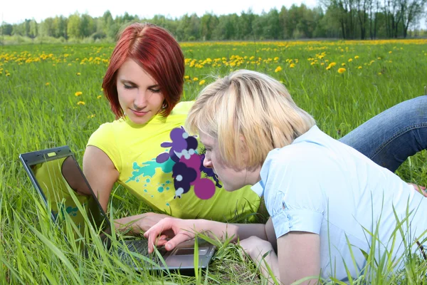 Girls in grass — Stock Photo, Image