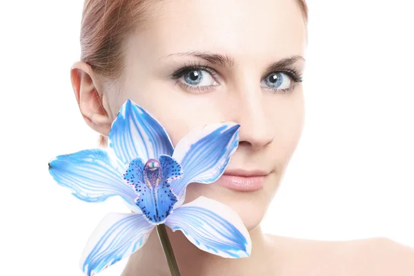 Menina com orquídea azul — Fotografia de Stock