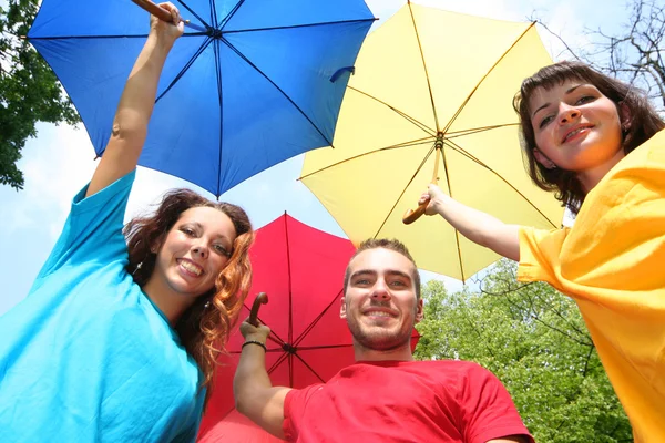 Αστεία πολύχρωμο φίλοι με ομπρέλες — Φωτογραφία Αρχείου