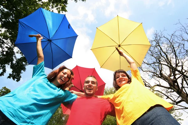 Amigos coloridos engraçados com guarda-chuvas — Fotografia de Stock