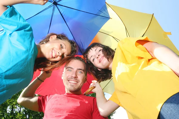 Divertenti amici colorati con ombrelli — Foto Stock