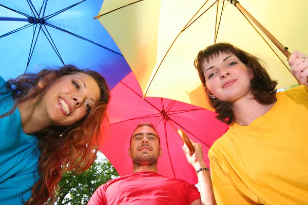 Zabawne kolorowe przyjaciół z parasolami — Zdjęcie stockowe