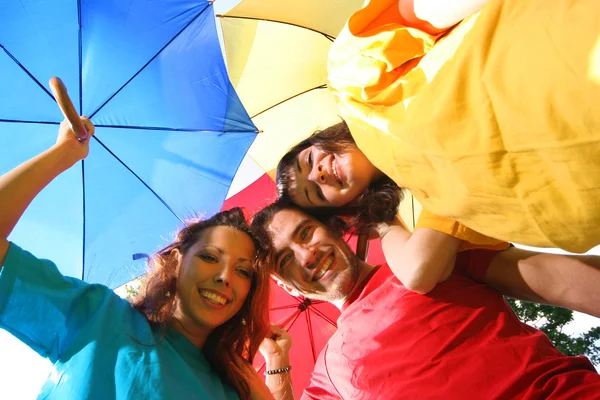 Divertenti amici colorati con ombrelli — Foto Stock