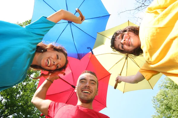 Amigos coloridos engraçados com guarda-chuvas — Fotografia de Stock