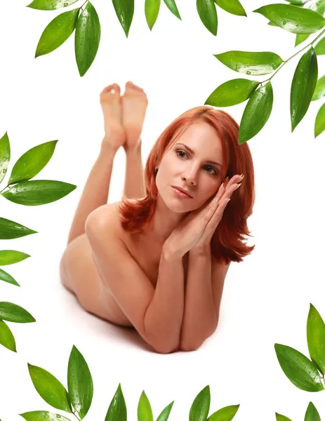 Desnudo en hojas —  Fotos de Stock