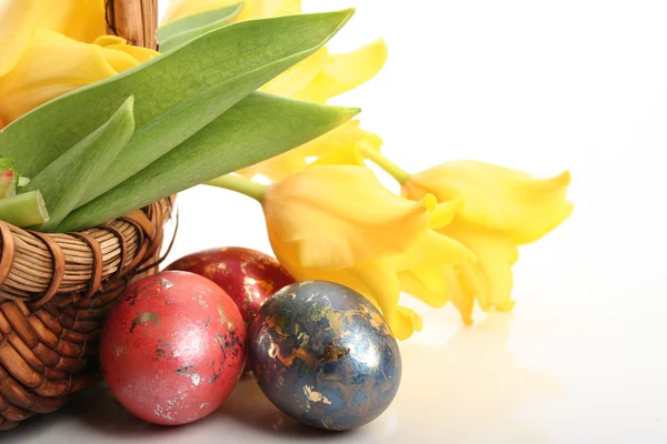 Huevos y tulipanes en hierba — Foto de Stock
