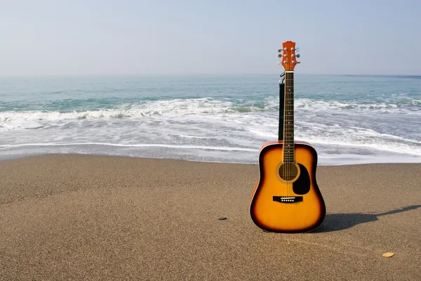Gitar ve deniz — Stok fotoğraf