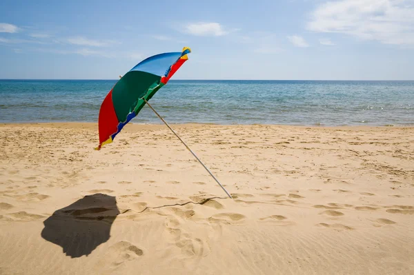 Ambrella ve plaj — Stok fotoğraf