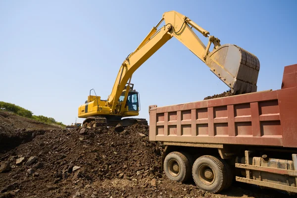 Escavadeira e caminhão — Fotografia de Stock