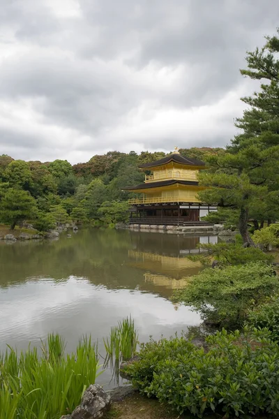 Храм Кинкакудзи (Золотой павильон) ) — стоковое фото