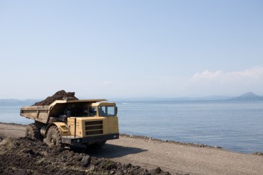 Dump truck & sea clipart