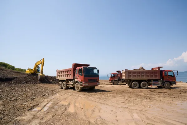 Escavadeira & caminhões basculantes — Fotografia de Stock