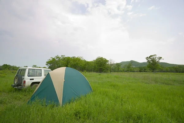 Tent & auto — Stockfoto