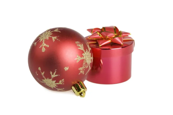 Christmas ball och gåva — Stockfoto