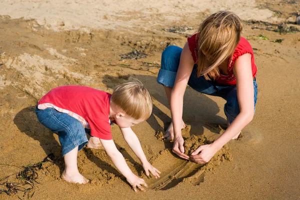 Mother and son. Beach — Stock Photo, Image