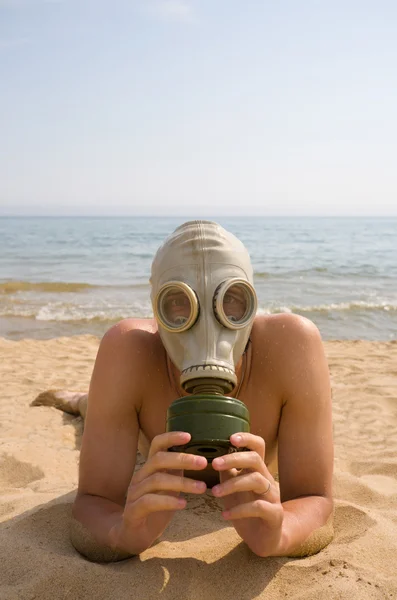 Gasmask. mannen. Beach — Stockfoto