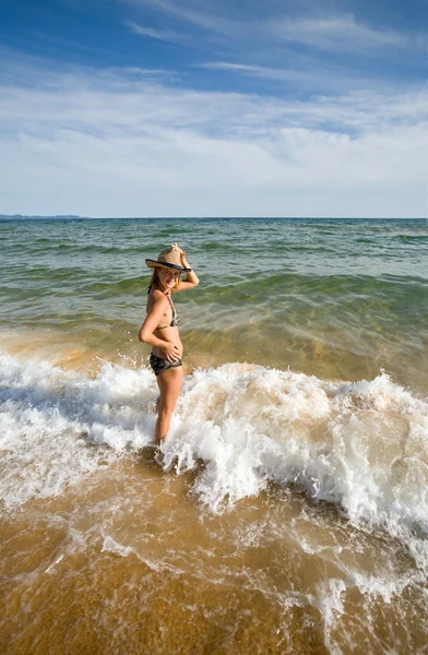 Jonge vrouw en zee — Stockfoto
