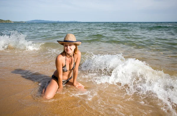 Genç kadın ve deniz — Stok fotoğraf