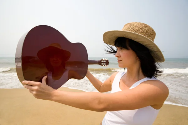 Νεαρή γυναίκα και την κιθάρα. παραλία — Φωτογραφία Αρχείου