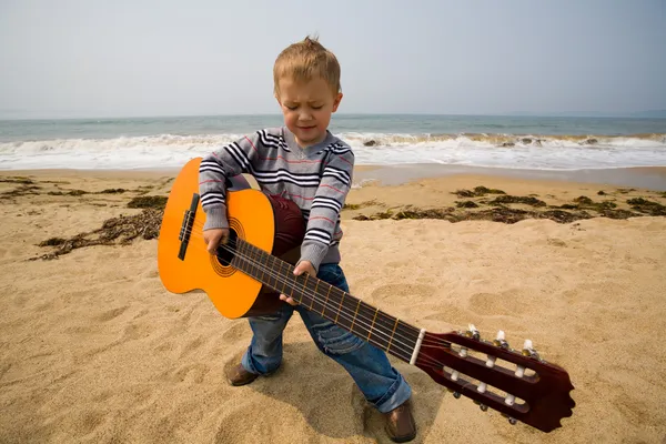 Маленький гитарист — стоковое фото