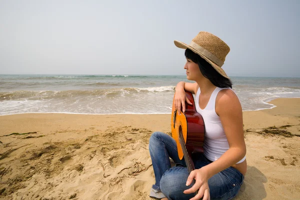 Mujer joven y guitarra. Playa — Foto de Stock
