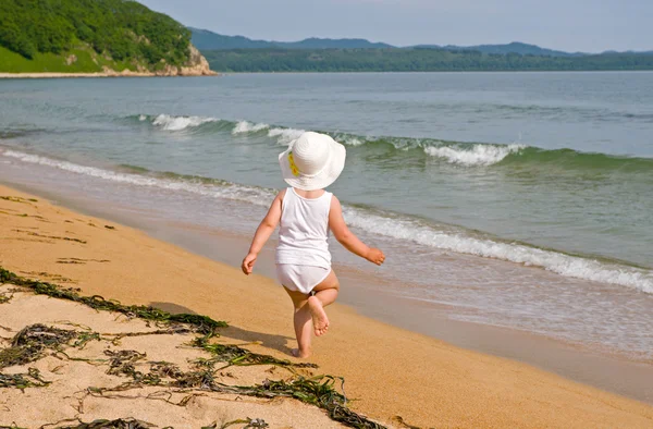 小さな女の子と海 — ストック写真